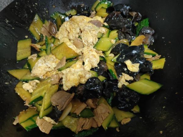 夏天，適合多吃些木耳，加入2樣一起炒，營養又健康