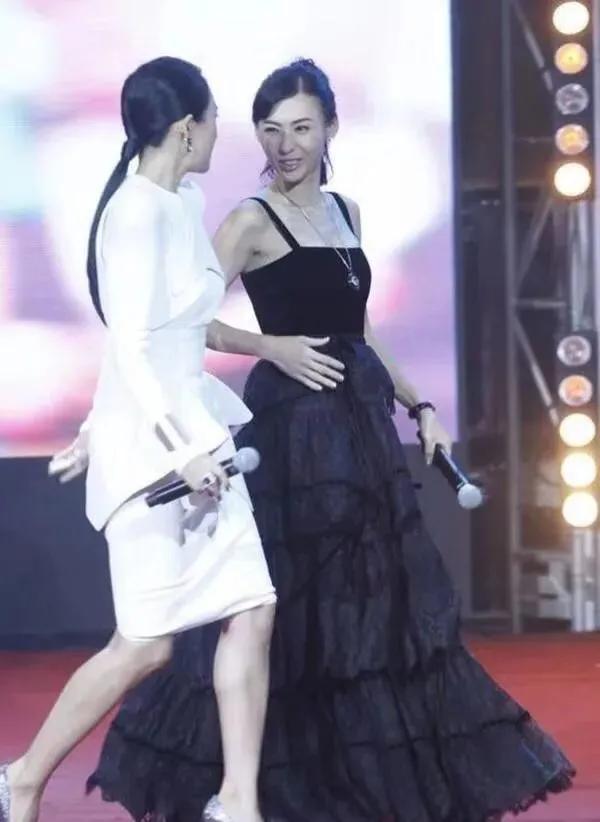 張柏芝和章子怡合影，氣場差距被熱議，被指氣場完全被秒殺