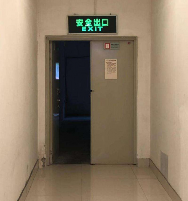 2002年，央視美女主持，在餐廳接電話意外身亡，只因推錯了一扇門