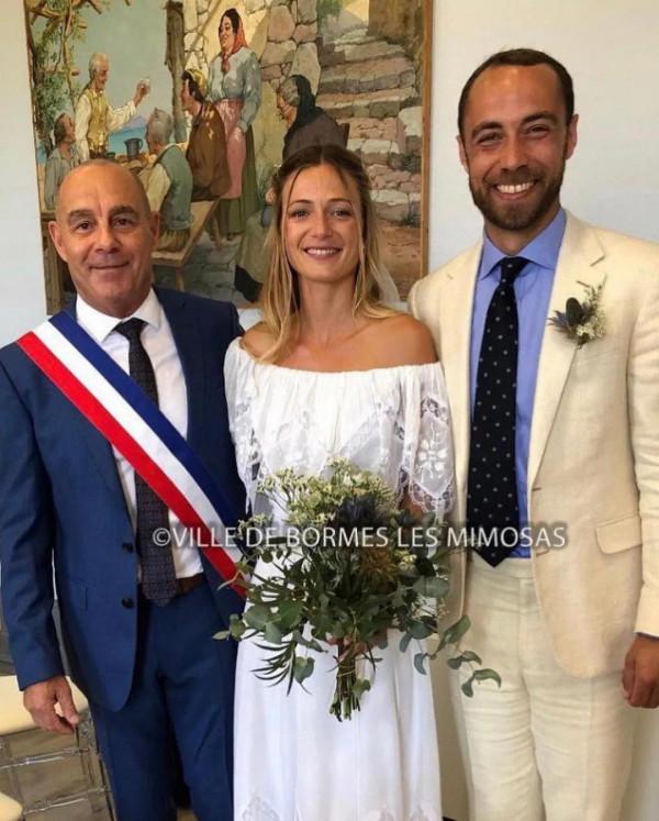 詹姆斯婚禮獨家:卡羅爾出借兒媳41年前禮裙,皮帕人群中為弟歡呼 詹姆斯婚禮獨家:卡羅爾出借兒媳41年前禮裙,皮帕人群中為弟歡呼