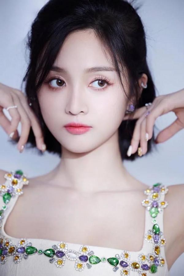 白白嫩嫩的吳宣儀，似青春美少女