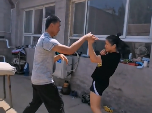 小夥子自幼苦練通背拳，狠厲拳法震撼網友，冠軍張偉麗也前來拜訪