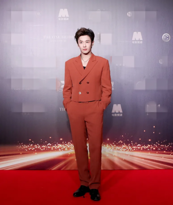 又來電影節紅毯，景甜黑白配帥瘋了，兩位娘娘差距大，劉燁好敢啊