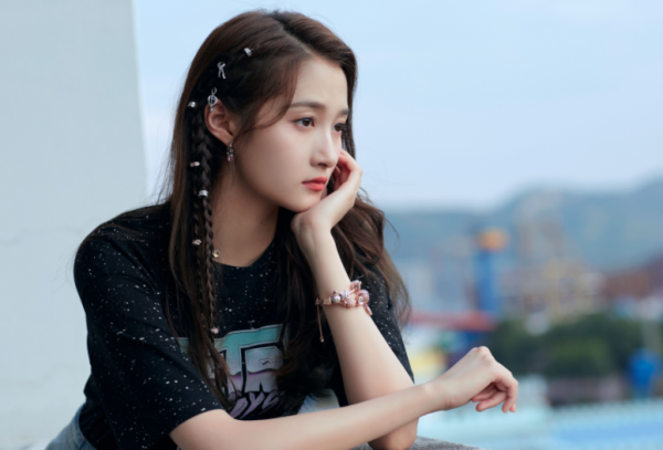 明星也愛編制？關曉彤加入國家話劇院，果然宇宙的盡頭是編制