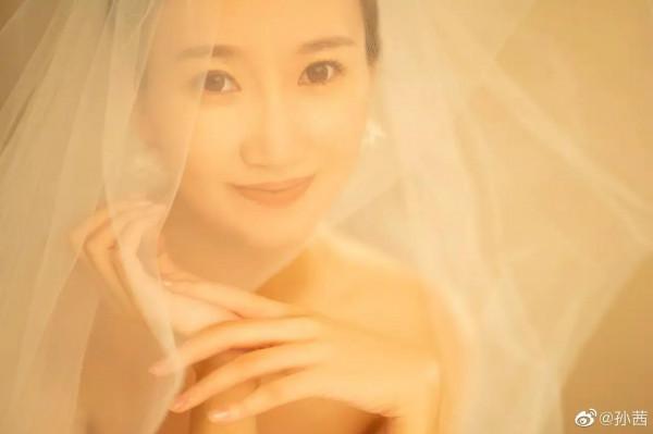 孫茜曬妹妹婚紗照，祝賀新婚，但是很遺憾自己去不了