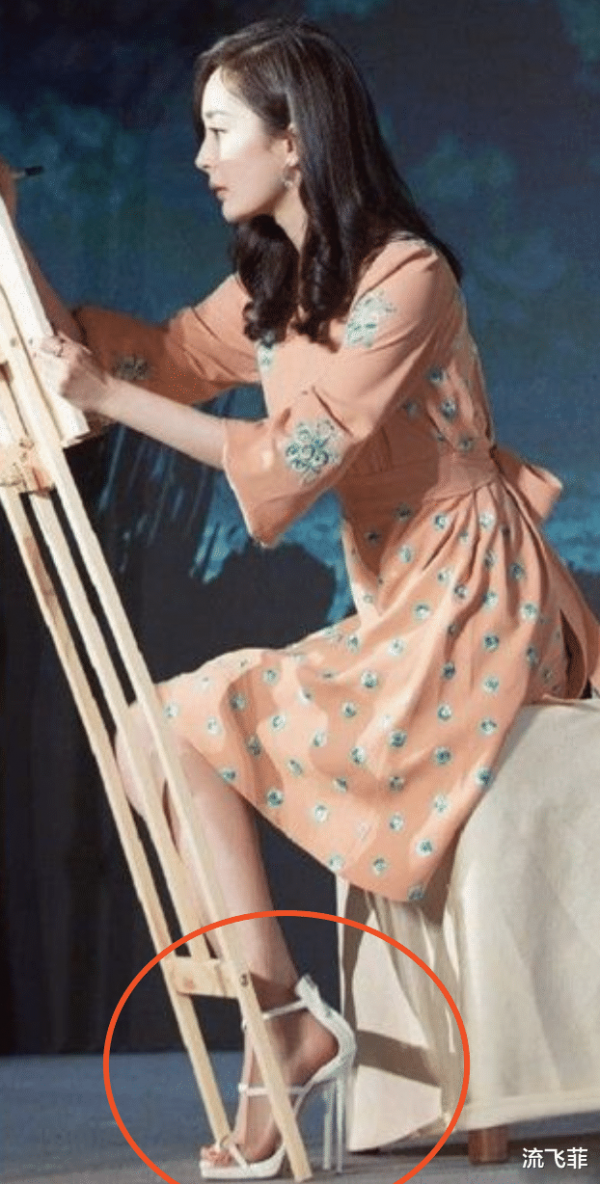 劉詩詩為了美有多拼，腳踩恨天高腳背都弓成90度了，依然以笑示人