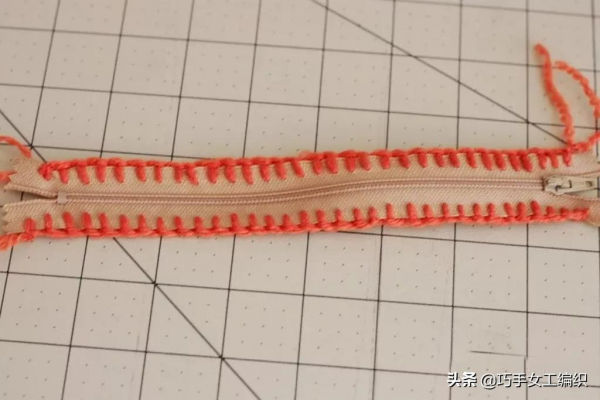 舊衣褲的拉鍊剪下來後，用鉤針戳一圈就有無數的收納