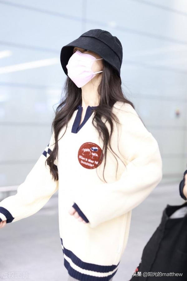 張碧晨裝扮休閒隨性,漁夫帽遮臉擺手闊步行走顯得瀟灑 張碧晨裝扮休閒隨性,漁夫帽遮臉擺手闊步行走顯得瀟灑