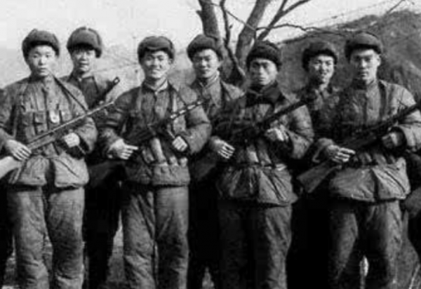 1958年,軍區首長去遼寧縣城時,發現糧倉警衛是犧牲5年的英雄 1958年,軍區首長去遼寧縣城時,發現糧倉警衛是犧牲5年的英雄