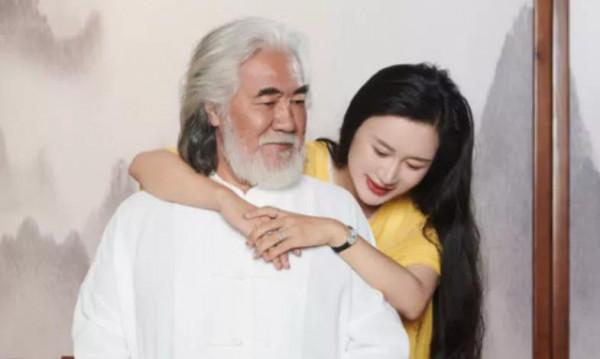 張紀中又帶小嬌妻直播秀恩愛，引起網友們的熱議