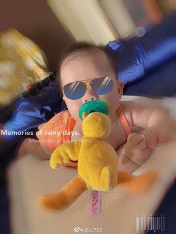 王燦曬全家福慶中秋,杜淳懷抱5個月大女兒,一臉慈父笑好幸福 王燦曬全家福慶中秋,杜淳懷抱5個月大女兒,一臉慈父笑好幸福