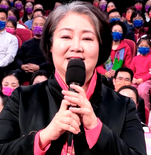 元宵晚會最驚豔女星：萬茜金絲絨，金晨粉嫩，林允穿著剪紙出來了