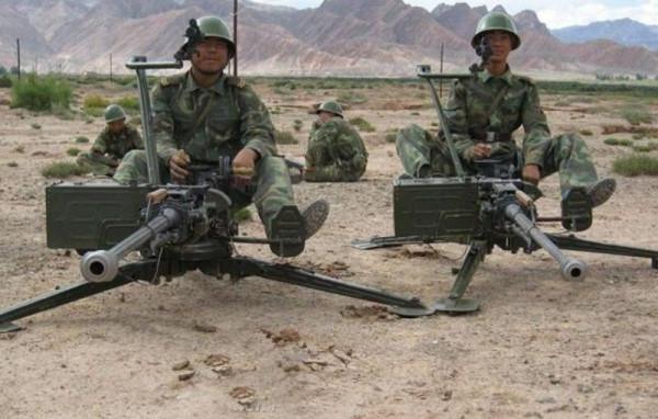 我國自主生產的02重機槍,不受地域限制,可幹廢一架武裝直升機 我國自主生產的02重機槍,不受地域限制,可幹廢一架武裝直升機