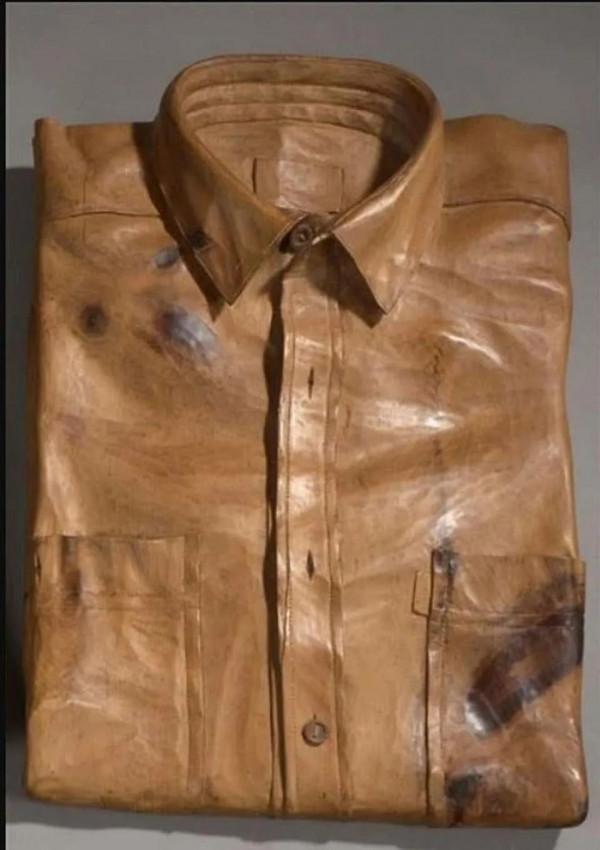 78歲大爺雕貼身衣物,一件25萬!網友看完後都說:有點味道 78歲大爺雕貼身衣物,一件25萬!網友看完後都說:有點味道