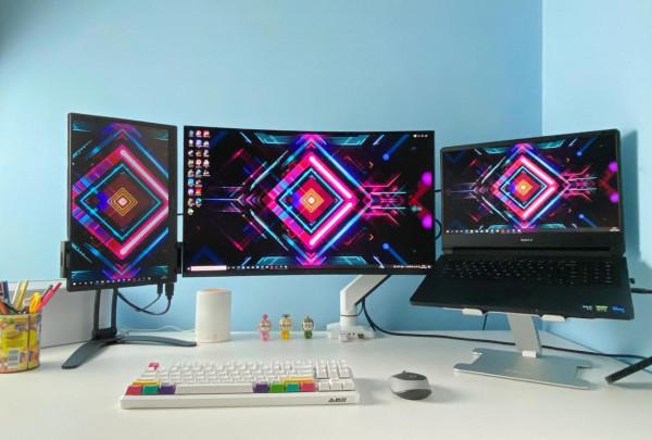 打造清爽的膝上型電腦桌面，只需用幾個小物件