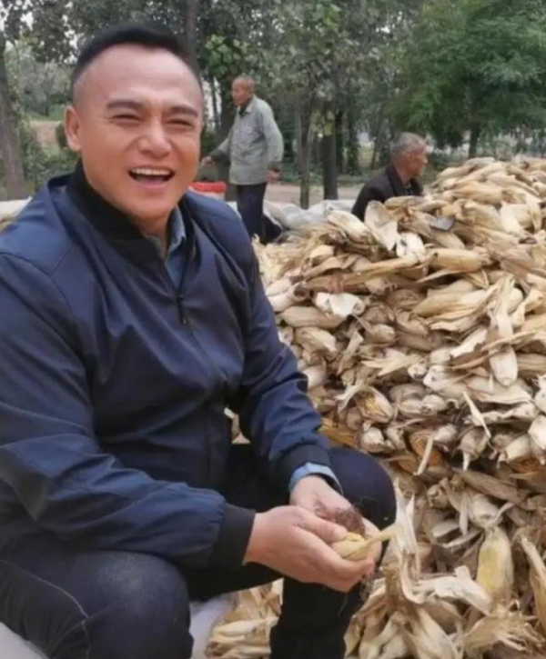 演員張永剛：母親累死，父親又賣血離世，今被丈母孃當親兒子