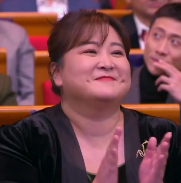 張小斐拿影后，含淚感謝賈玲母親，黃曉明專業不足，好心壞了事