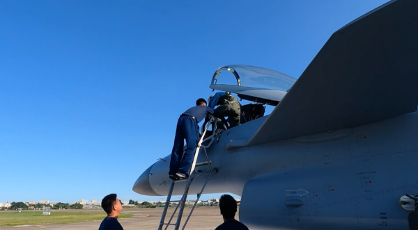 11月23日,我飛行員逼退外機;美艦臺海挑釁;殲-10C亮相對臺一線 11月23日,我飛行員逼退外機;美艦臺海挑釁;殲-10C亮相對臺一線