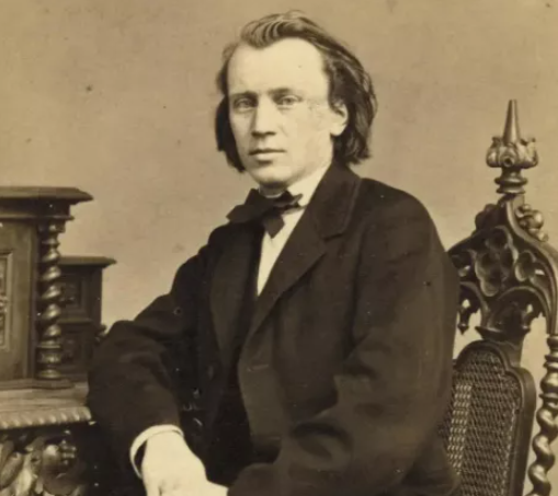 20歲愛上師母,勃拉姆斯一生未娶,43年後墳前表白,次年追隨而去 20歲愛上師母,勃拉姆斯一生未娶,43年後墳前表白,次年追隨而去