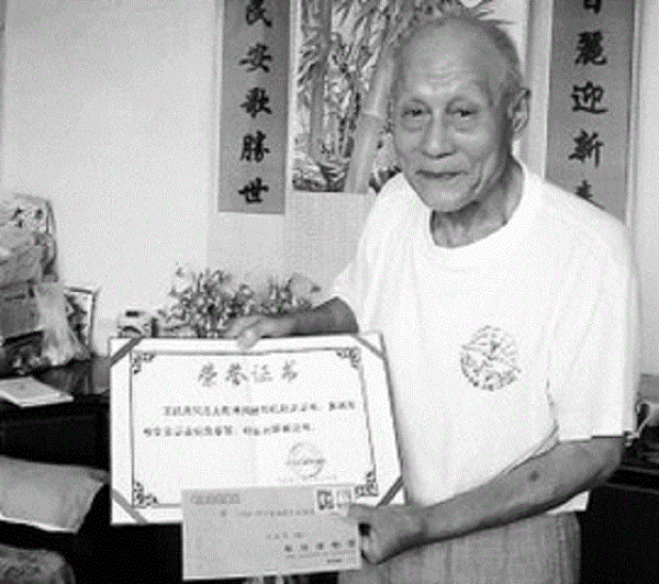 老農耕地23年，因褲子特殊被縣領導識破身份，中央請到人民大會堂