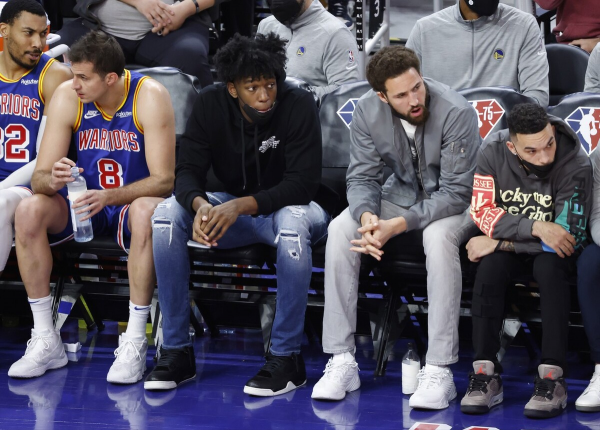 排面！庫裡領銜，全隊出席懷斯曼高中球衣退役儀式，凝聚力的表現