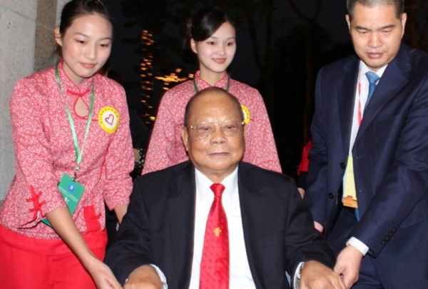 “金利來”創始人曾憲梓:85歲在家鄉病逝,25億財產全部捐給國家 “金利來”創始人曾憲梓:85歲在家鄉病逝,25億財產全部捐給國家