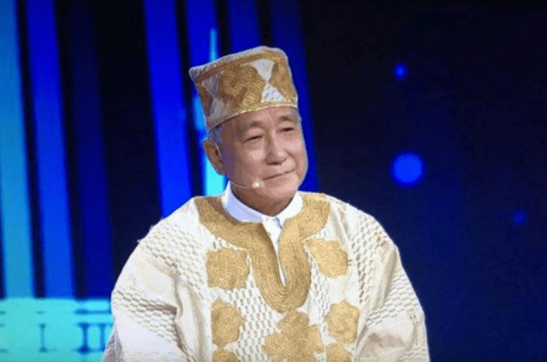 胡介國：從中國鄉村教師到非洲酋長，開酒店建學校，辦學為祖國