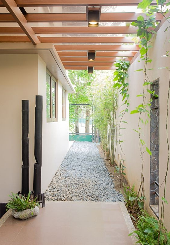 院子過道再窄也別浪費，搭建成這樣，養花休閒陽光房都是可以的