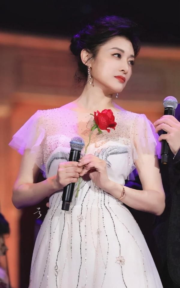 周濤越老越美，根本不像52歲