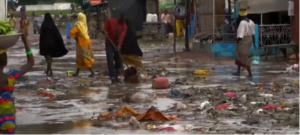 非洲堵車有多嚴重？收費站至少堵10天，公交車可以直接插隊走