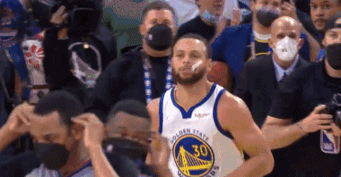 送克萊？庫裡賽後小跑追著裁判要比賽用球