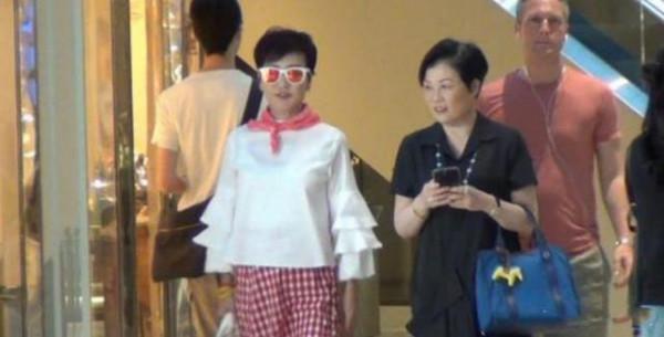 謝霆鋒媽媽挺趕時髦的,穿白上衣配小粉裙,70歲看著像40歲出頭 謝霆鋒媽媽挺趕時髦的,穿白上衣配小粉裙,70歲看著像40歲出頭