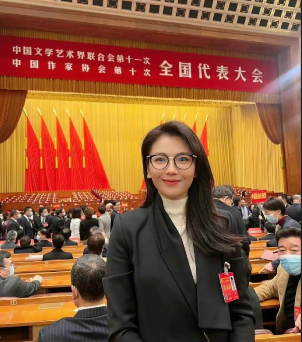 20位明星出席文代會：靳東帥氣十足，劉昊然邋遢，周冬雨佔據C位