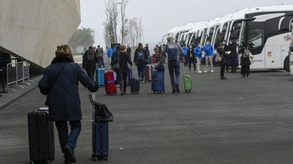 爆發新冠疫情的郵輪乘客被困5天后，今天獲准下船