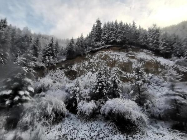 九寨溝的第一場雪 晶瑩剔透 恍若進入了童話世界