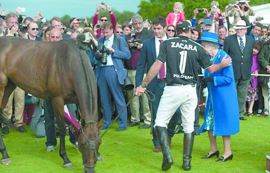 米歇爾魅力大：12年前摟著英女王觸犯王室禁忌，女王卻對她笑呵呵