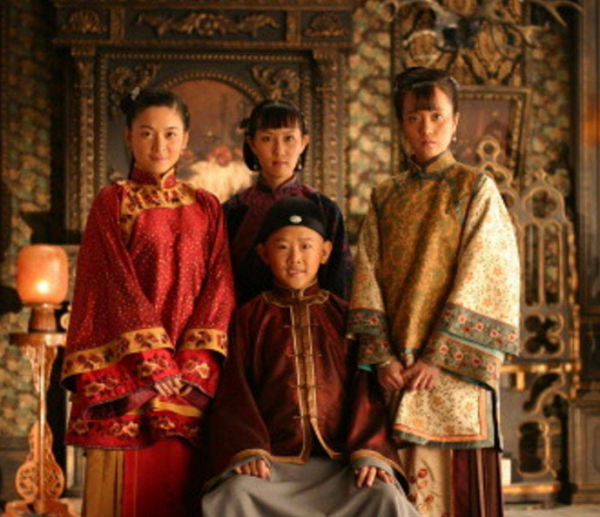 明星侯祥：9歲停止發育，36歲身高不到1米6，和妻子同框像母子