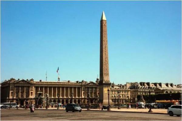 1793年，法國第一夫人被送刑場，民眾：快上斷頭臺，夫人：一會到