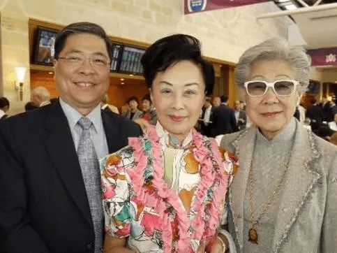 李嘉誠再賣上海物業，接盤方是真正女首富，在香港有8百億的房產