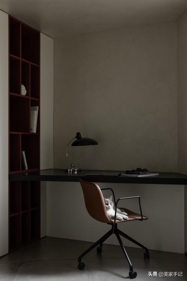 一進他家，彷彿世界都安靜了下來，全屋空靈雅韻，沒有一絲俗氣