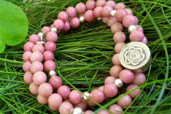 像午餐肉的寶石你沒見過，卻被梵克雅寶選中，粉嘟嘟的樣子真討喜