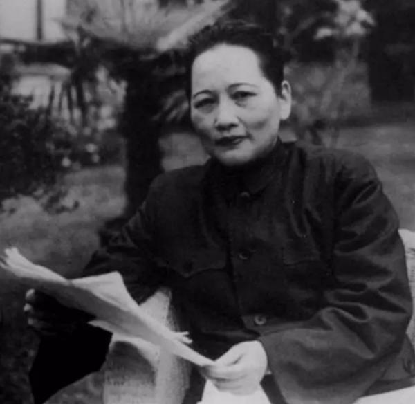 76年周恩來病逝後,宋慶齡獨自一人坐著流淚:國家少了一個好幫手 76年周恩來病逝後,宋慶齡獨自一人坐著流淚:國家少了一個好幫手