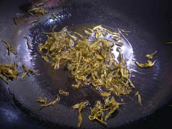 很多人不知道,茶葉是可以炒著吃的,加入大蝦搭配炒,味道不錯 很多人不知道,茶葉是可以炒著吃的,加入大蝦搭配炒,味道不錯