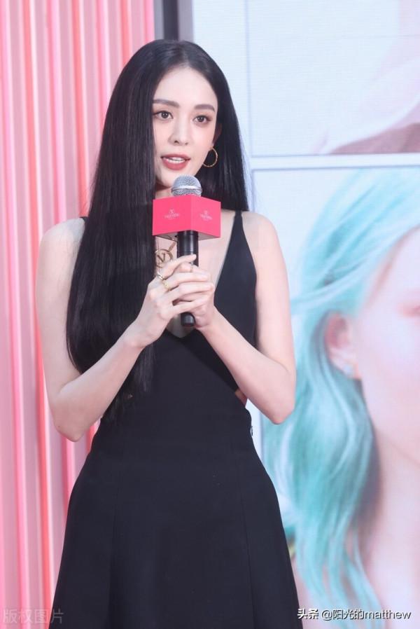 古力娜扎一襲黑色無袖長裙+金色項鍊簡約高階