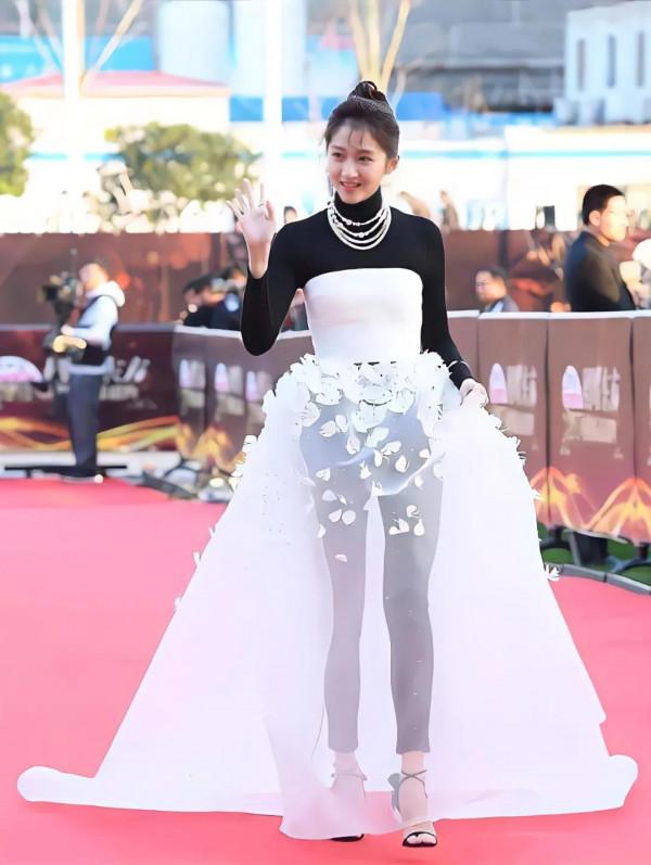 ​是我瘋了還是關曉彤真的變時髦了？