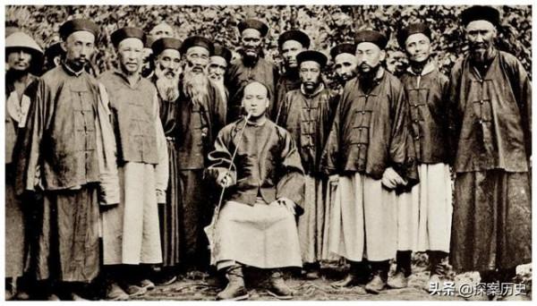 1742年，清朝富商7歲之女失蹤，牽扯出更大慘案，縣令巧妙破案