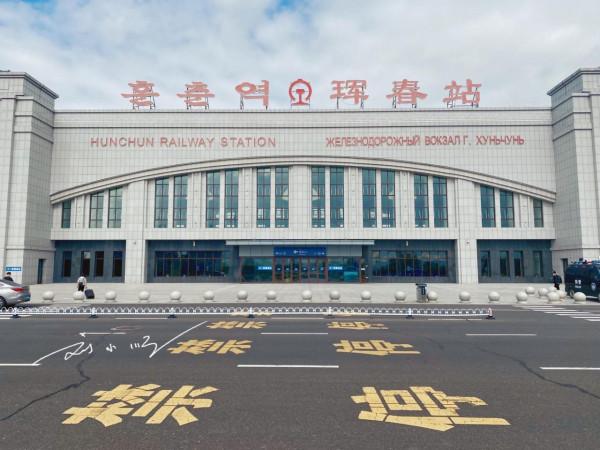 吉林延邊有一座邊境小城,位於三國交界處,街上招牌都用三國文字 吉林延邊有一座邊境小城,位於三國交界處,街上招牌都用三國文字