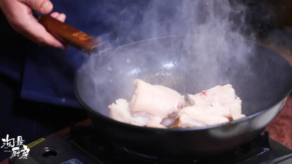 冬食豬蹄賽熊掌!這道鮮美的豪華版紅燒豬蹄,只需三步… 冬食豬蹄賽熊掌!這道鮮美的豪華版紅燒豬蹄,只需三步…