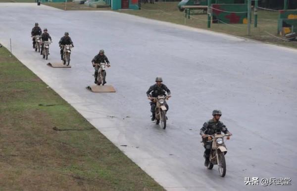 國內特戰也有摩托車特技?和印軍花式雜技不同,全是戰場實用戰技 國內特戰也有摩托車特技?和印軍花式雜技不同,全是戰場實用戰技