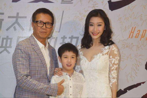 張慧儀：兩段感情失敗後，50多歲未婚未孕，收養患病孤兒相依為命